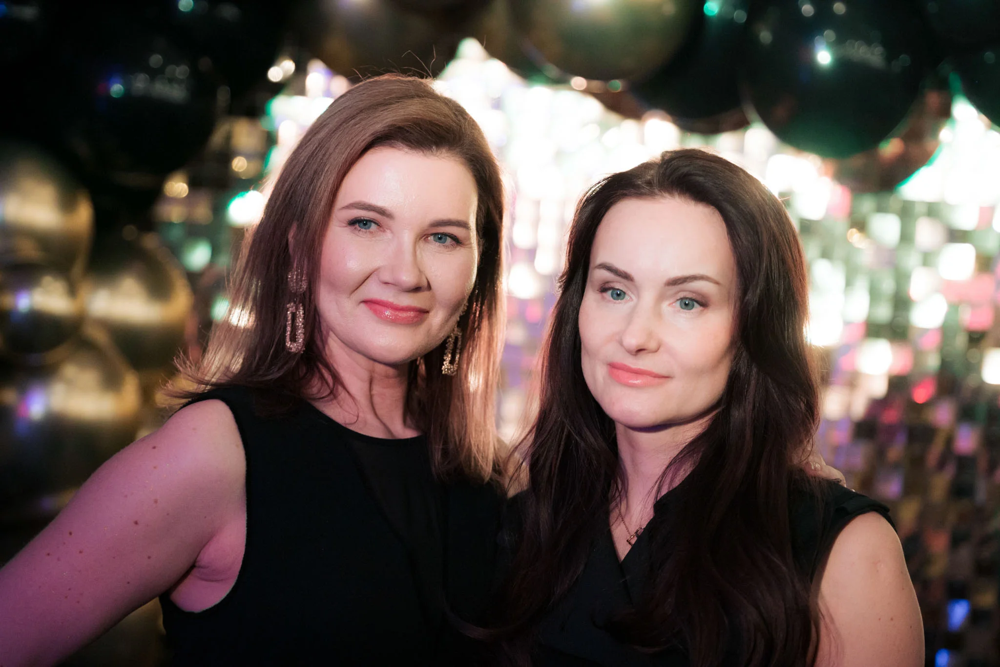 Draugės pozuoja gimtadienio šventėje Šiauliuose